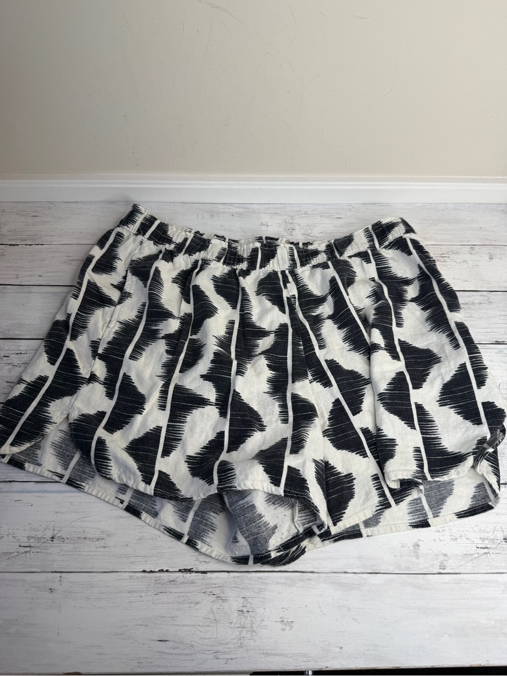 Sonoma Black & White Abstract Print Athletic Shorts